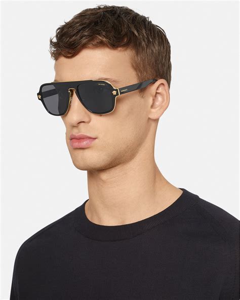 Medusa Retro Charm Sunglasses Black .